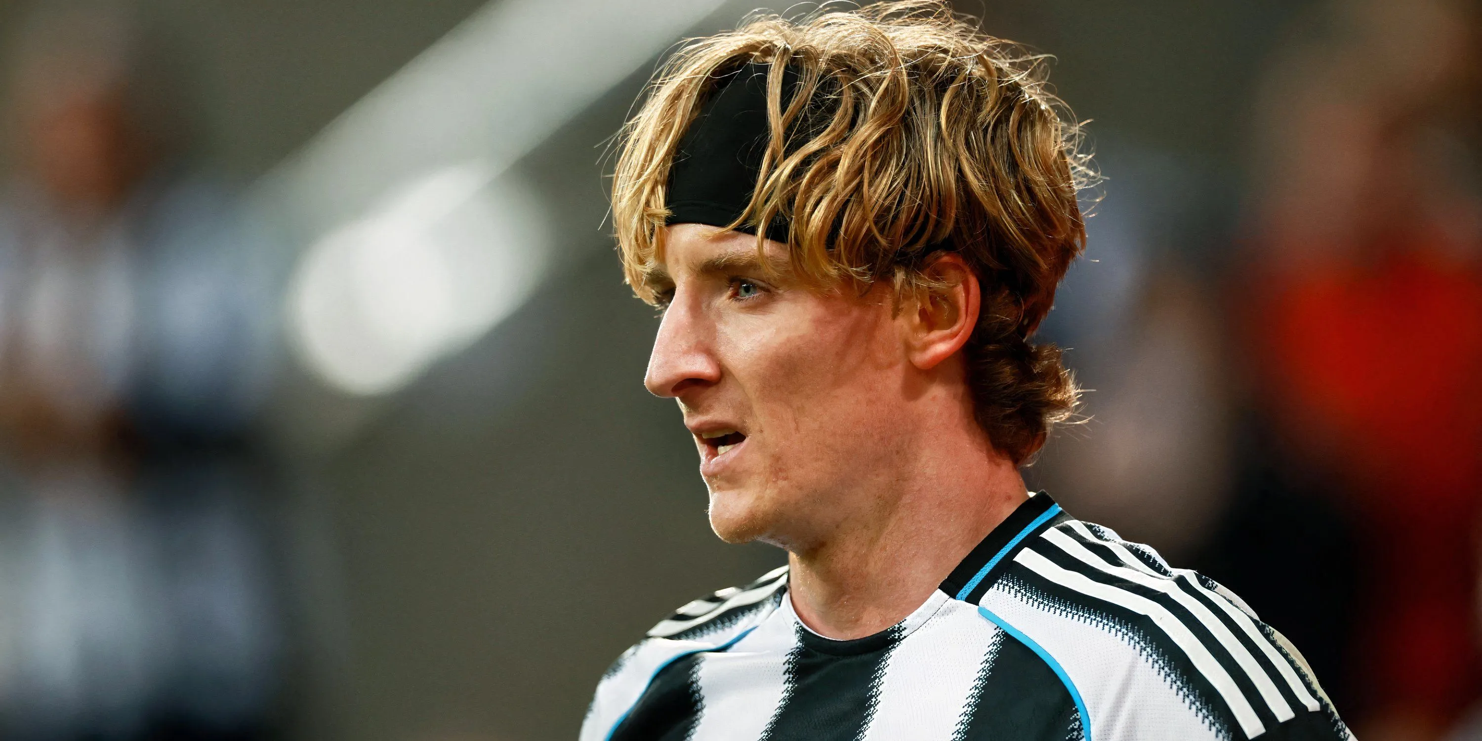 Anthony Gordon, tiền vệ cánh của Newcastle, trong cuộc tranh chấp bóng tại sân vận động St. James' Park