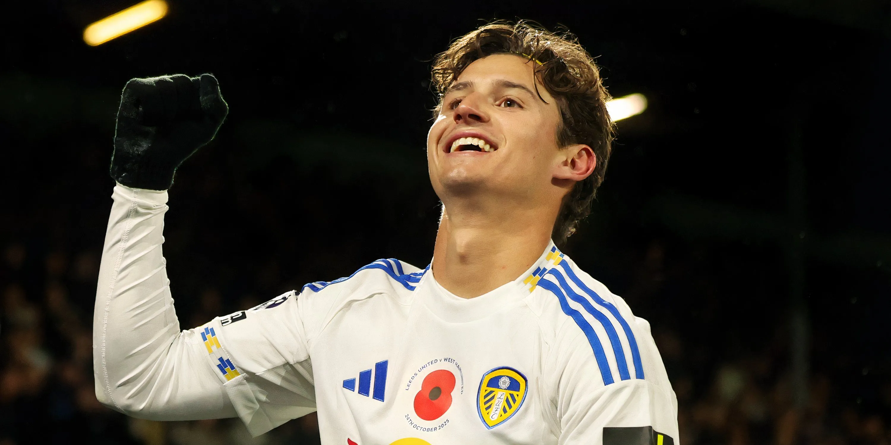 Brenden Aaronson trong trang phục của Leeds United