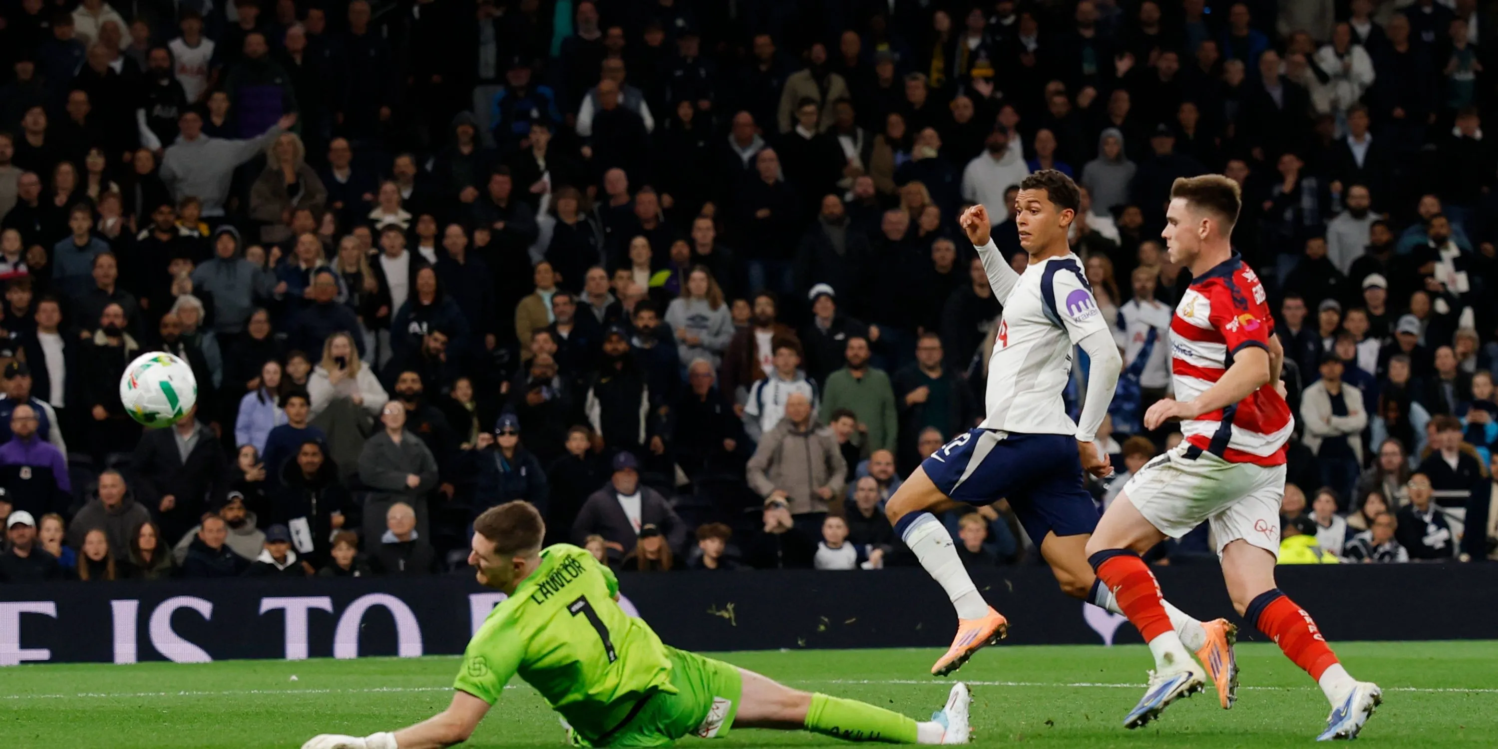 Brennan Johnson ghi bàn cho Tottenham trong trận đấu tại sân nhà