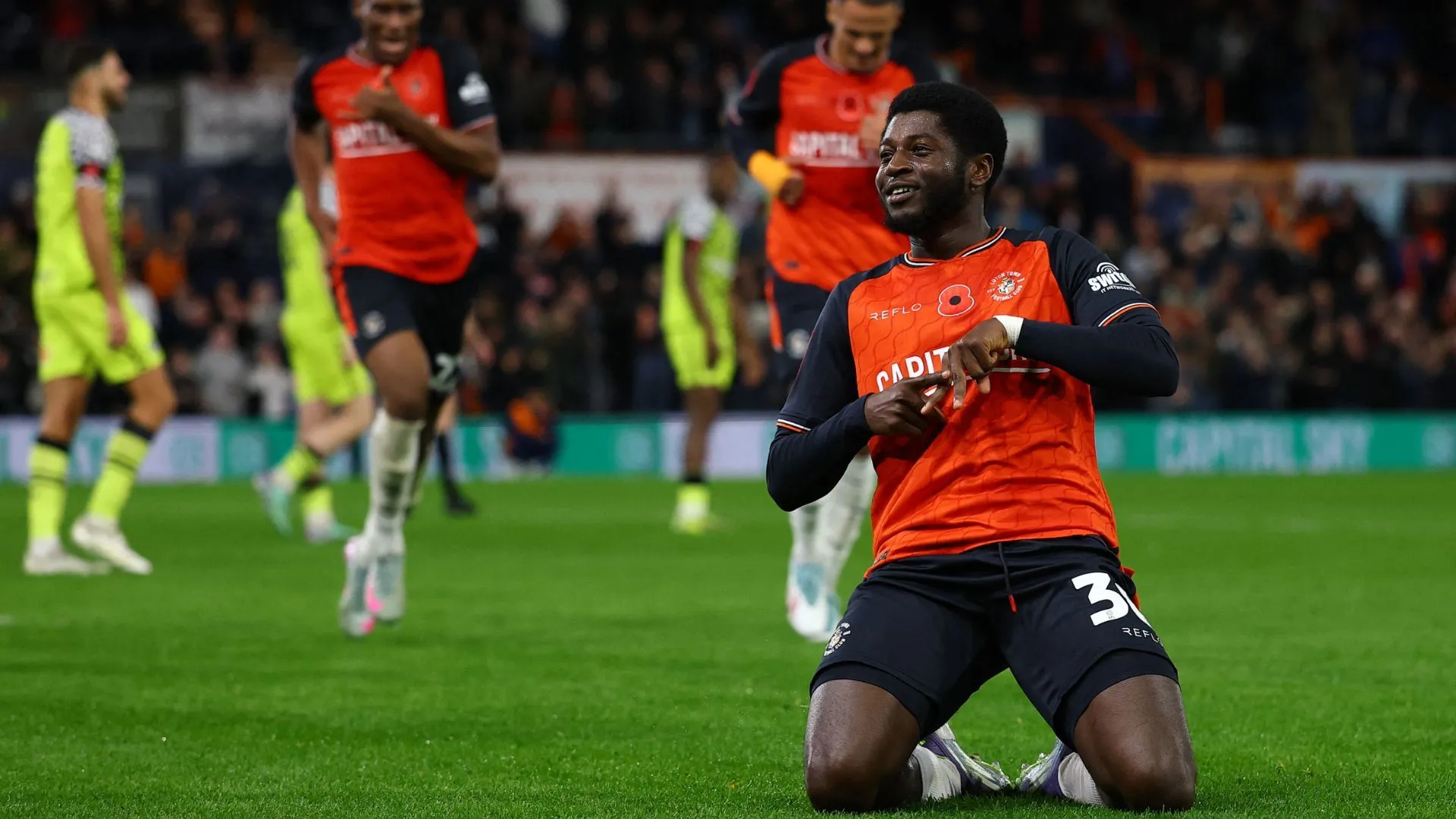 Cầu thủ Gideon Kodua của Luton Town trong hành động trên sân