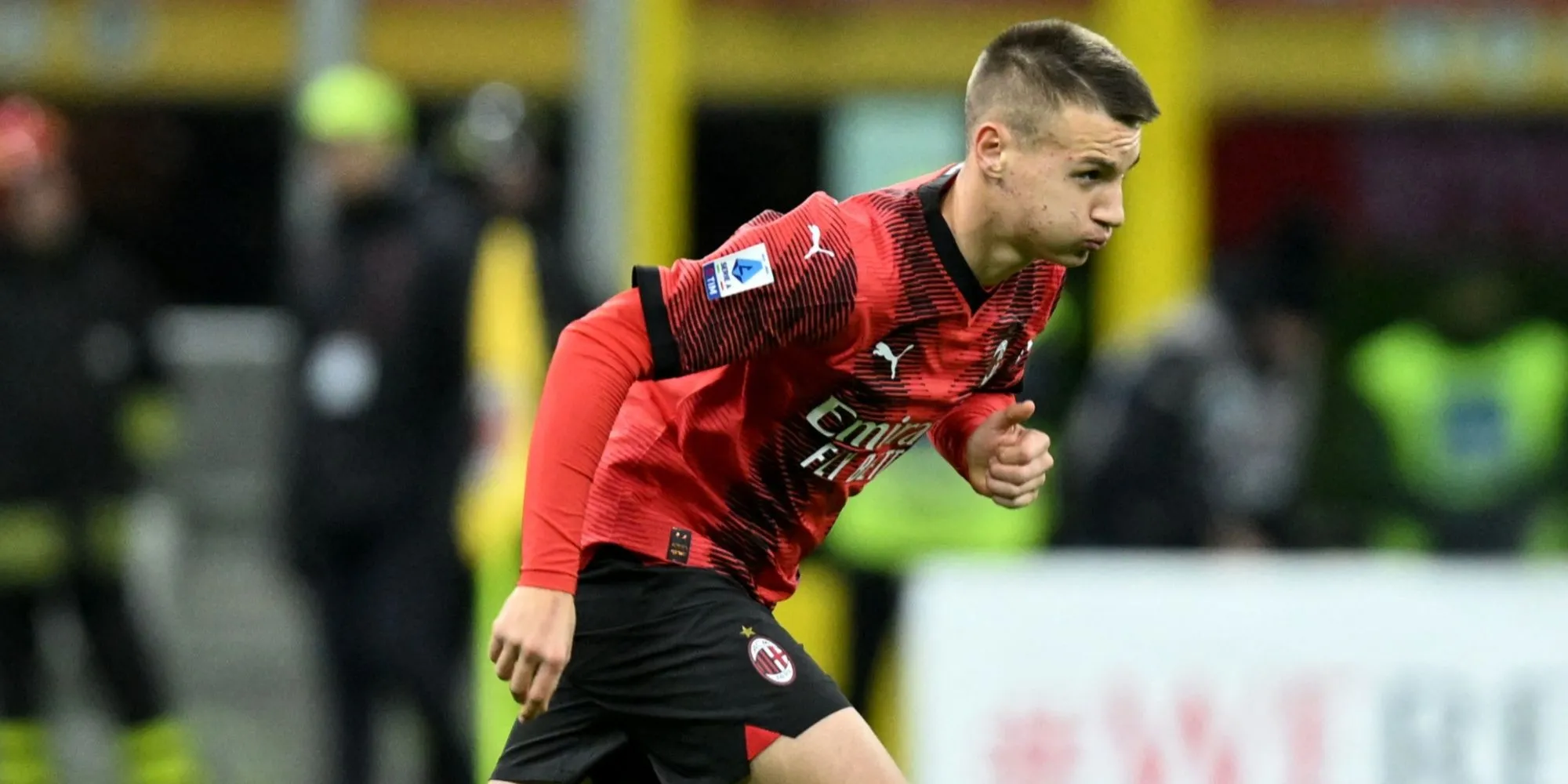 Cầu thủ trẻ AC Milan Francesco Camarda vào sân từ ghế dự bị tại San Siro