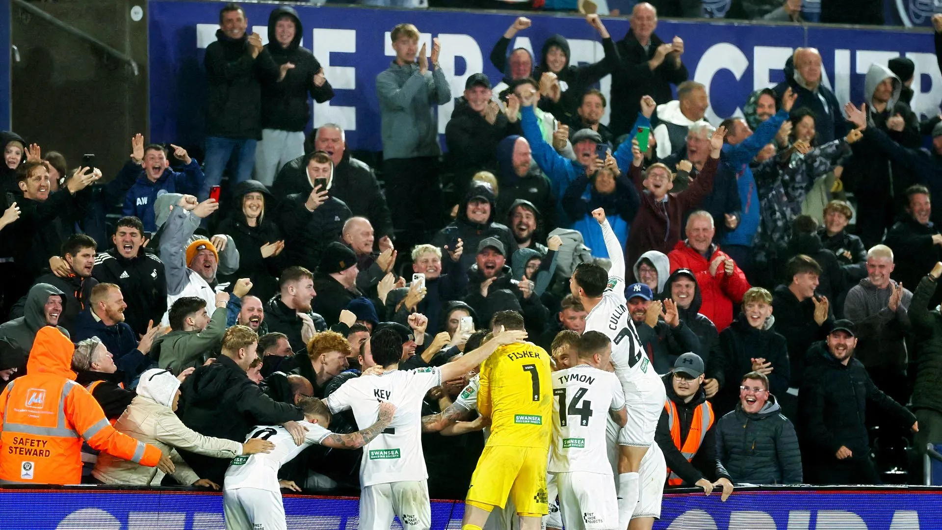 CĐV Swansea City vỡ òa cảm xúc sau trận thua Preston