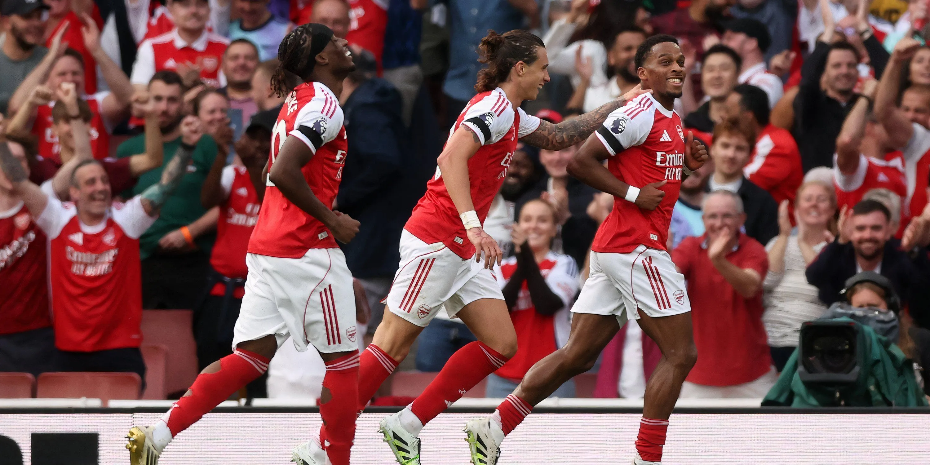 Jurrien Timber và Riccardo Calafiori đang hợp tác trong hàng phòng ngự Arsenal