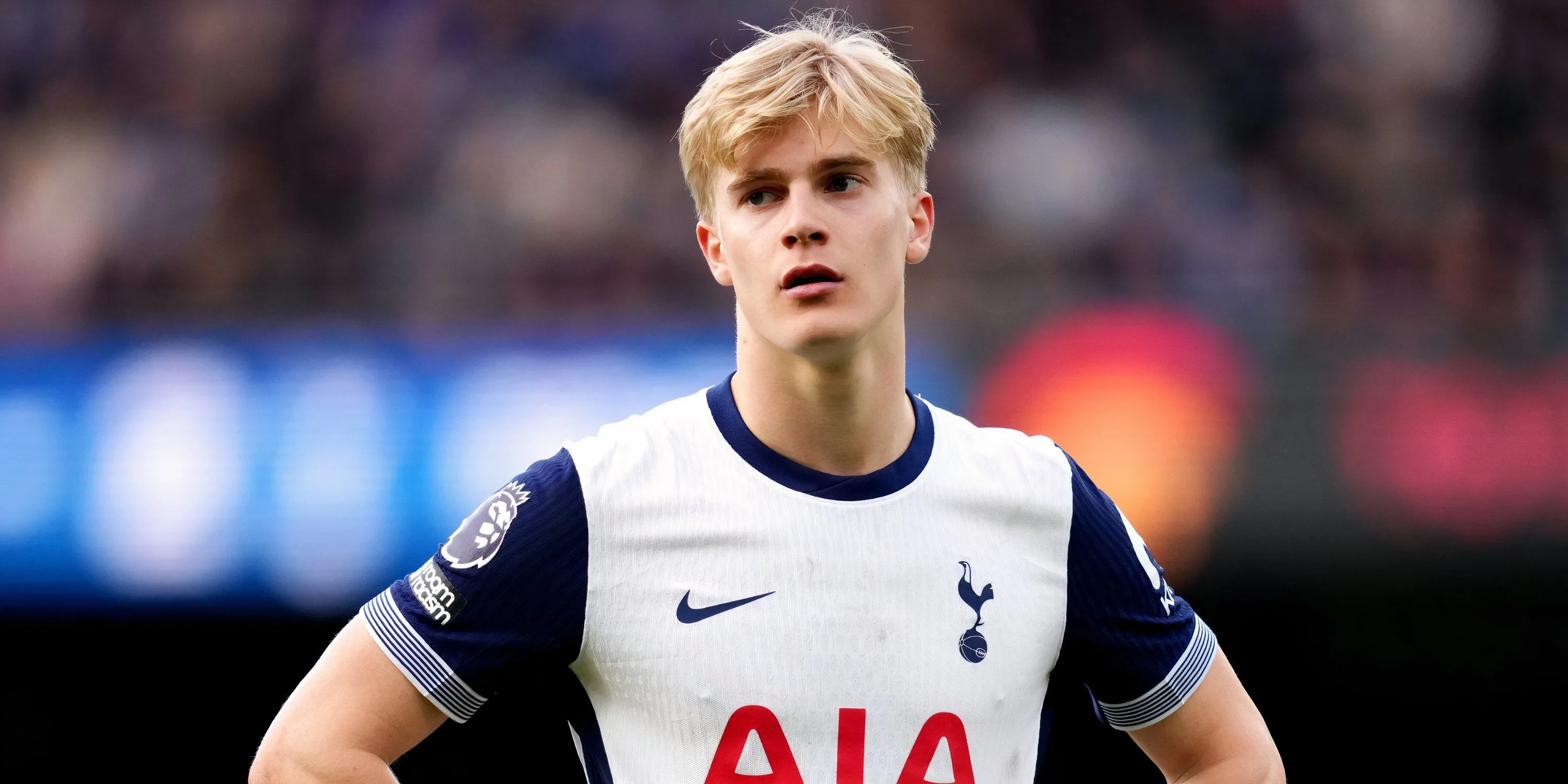 Lucas Bergvall dâng dục cho Tottenham Hotspur trong một trận đấu chính thức