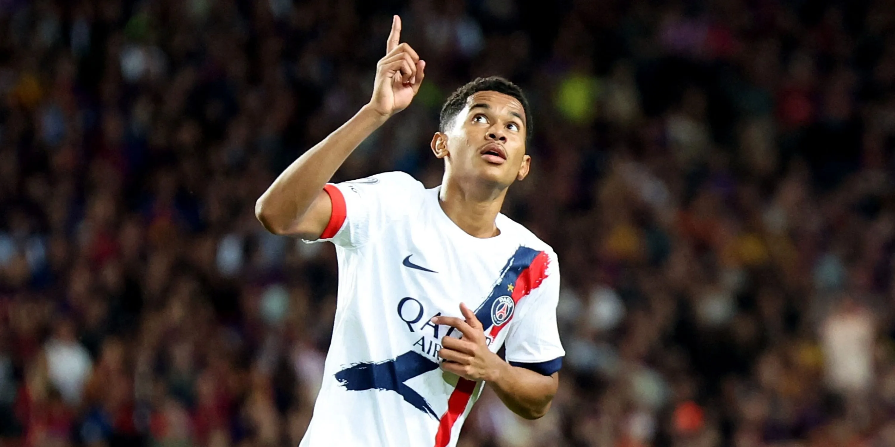 Senny Mayulu ăn mừng sau khi ghi bàn cho PSG trước Barcelona ở Champions League