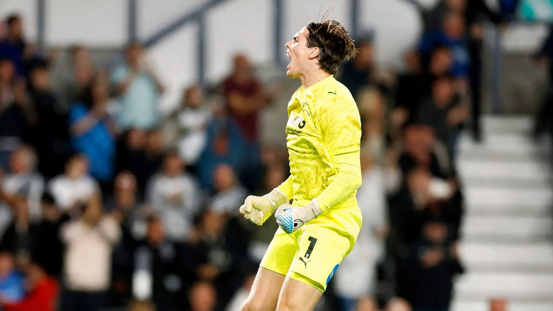 Thủ môn Zetterstrom nhảy cao cứu bóng trước sự gần kề của các cầu thủ công phương