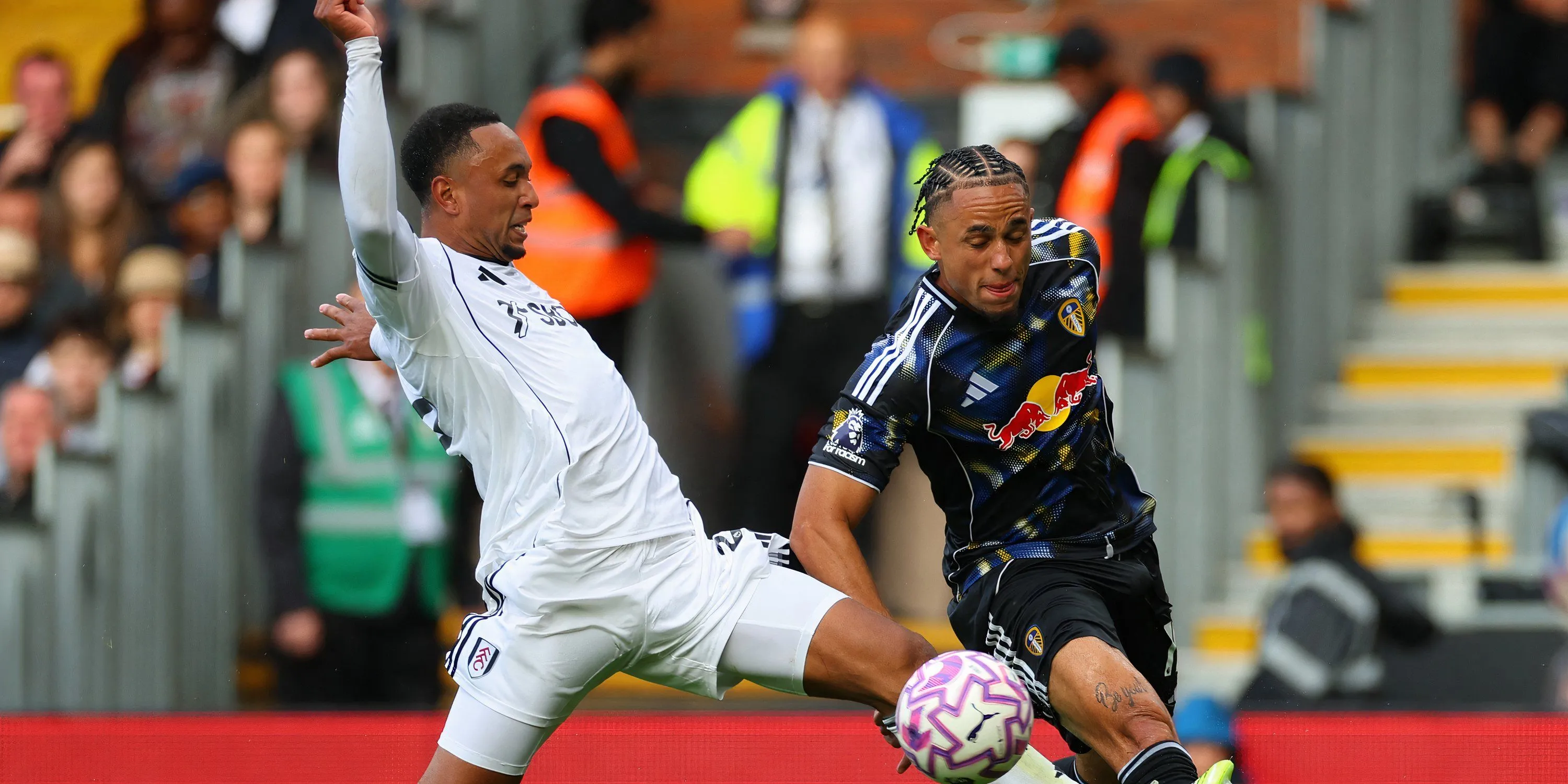 Tiền vệ Okafor thể hiện kỹ thuật dribble ấn tượng trên sân Elland Road